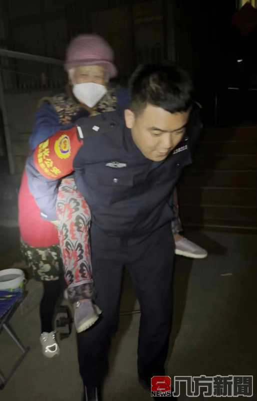 楼房突发火灾遵化辅警浓烟中背出隔壁楼瘫痪老人