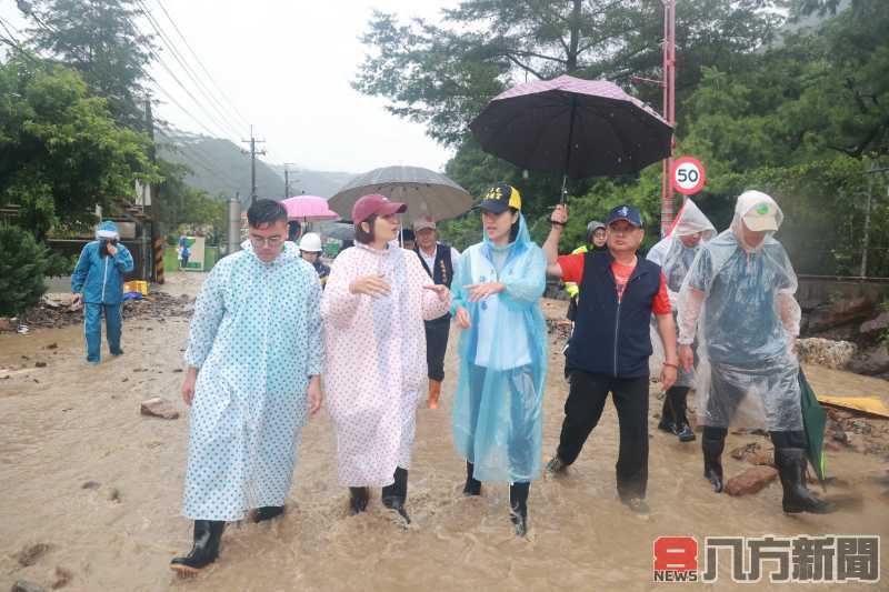 許縣長冒雨挺進仁愛勘災 撤離受困民眾優先搶通從速