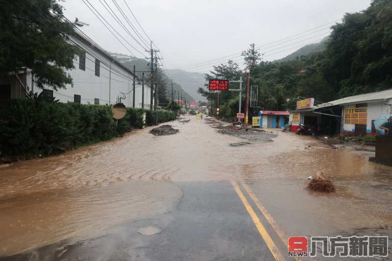 許縣長冒雨挺進仁愛勘災 撤離受困民眾優先搶通從速