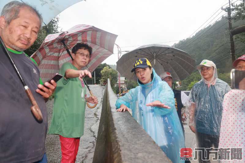 許縣長冒雨挺進仁愛勘災 撤離受困民眾優先搶通從速