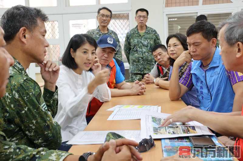 許縣長上山關心災民收容情形 加送600份雞排慰勞國軍弟兄