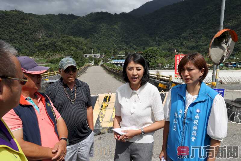 許縣長勘災假日不停歇 挺進法治萬豐親愛三村 目睹災民暫棲陋棚不捨