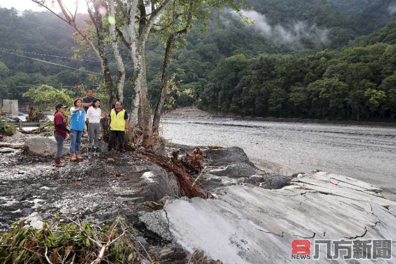 許縣長勘災假日不停歇 挺進法治萬豐親愛三村 目睹災民暫棲陋棚不捨