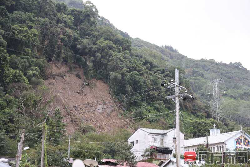 許縣長勘災假日不停歇 挺進法治萬豐親愛三村 目睹災民暫棲陋棚不捨