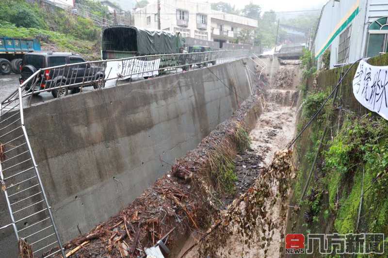 許縣長冒雨勘查釀災的春陽大排 允爭取中央支持徹底整治