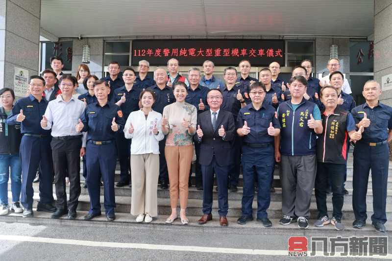 在地企業捐贈2部純電警用大型重機交車 許縣長贈感謝狀