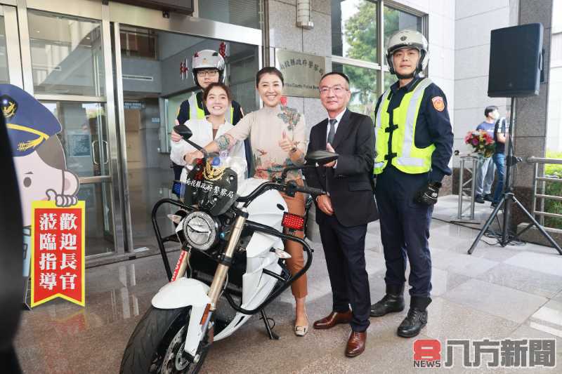 在地企業捐贈2部純電警用大型重機交車 許縣長贈感謝狀