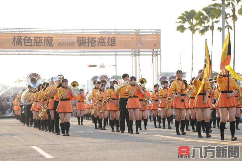 橘高校吹奏樂部首演高雄 時代大道爆滿觀眾 橘式笑容感動全場