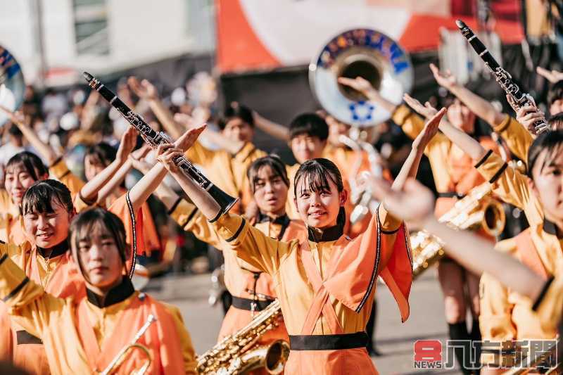 橘高校吹奏樂部首演高雄 時代大道爆滿觀眾 橘式笑容感動全場