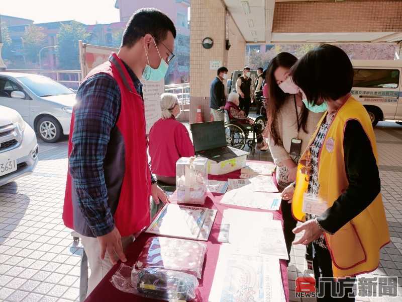 迎春送喜 南投醫院現場揮毫送春聯