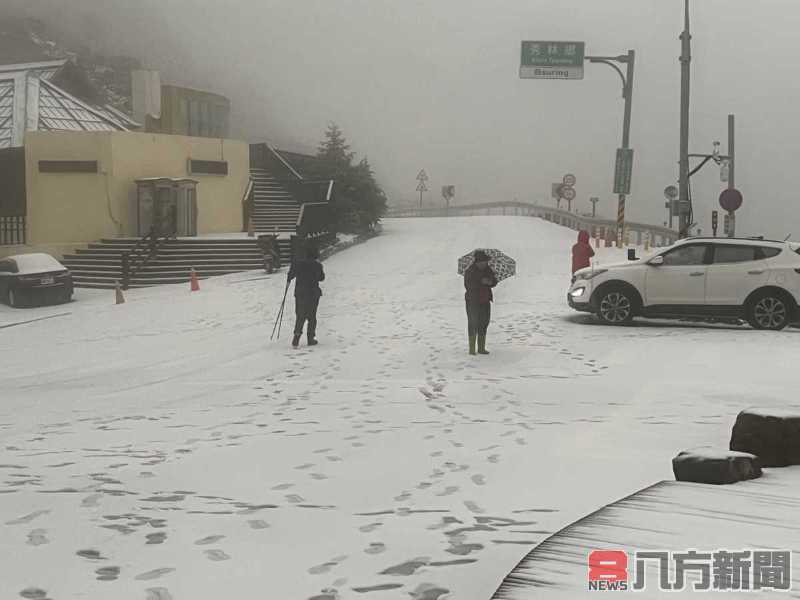 合歡山凌晨迎來初雪 台14甲線部分路段限雪鍊通行