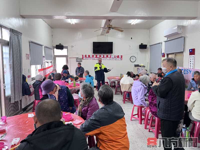 小門村歲末尾牙慶團圓 竹灣警與村民宣導過好年