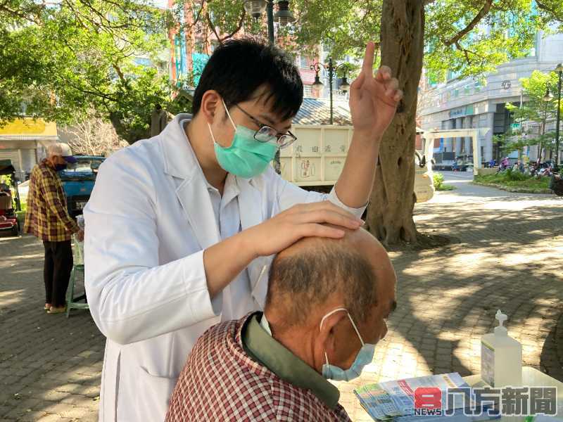 金龍迎春投醫傳愛 南投醫院於仁壽公園為長者義診