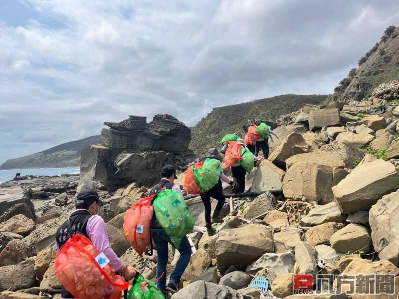 「守護大海 守護屏東」環保局同仁犧牲假期深入無人之境淨灘淨海