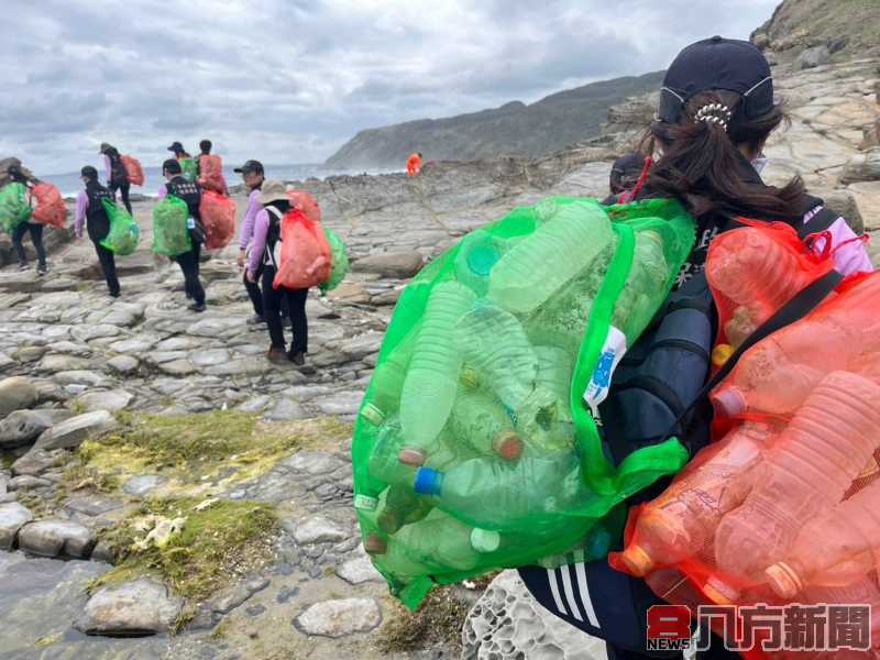 「守護大海 守護屏東」環保局同仁犧牲假期深入無人之境淨灘淨海