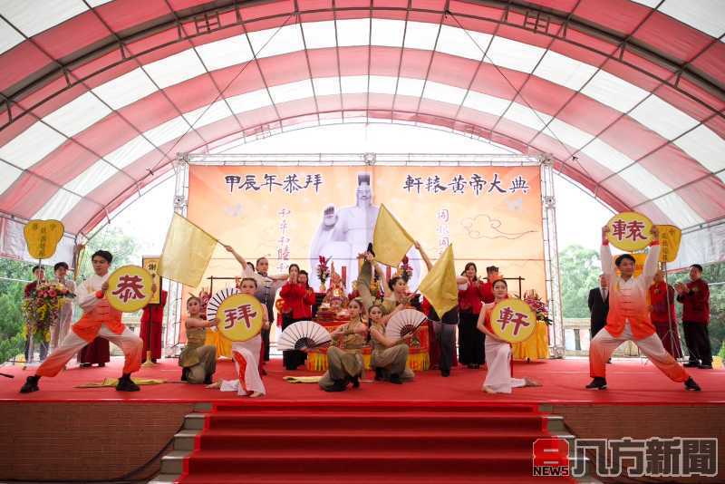 虔恭敬拜軒轅祖 百世惇泰成華夏 黃帝誕辰 陳鎮湘循三獻古禮主拜