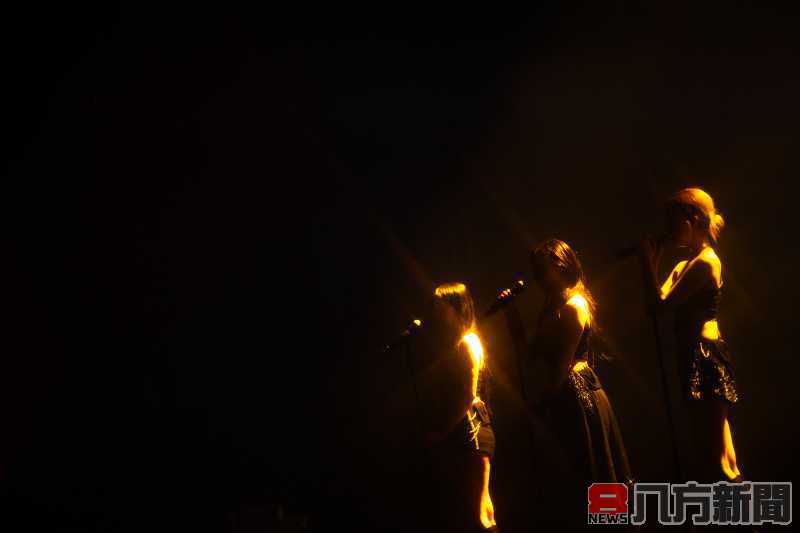 VIVIZ香港演唱會長腿露腰炒熱全場 Show前爭取時間逛街吃蛋撻