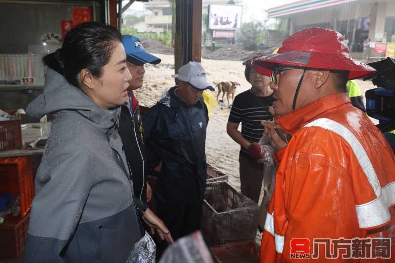 許淑華縣長奔波災區 親自勘災安慰受災鄉親 承諾全力救助復原