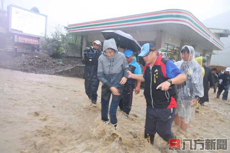 許淑華縣長奔波災區 親自勘災安慰受災鄉親 承諾全力救助復原