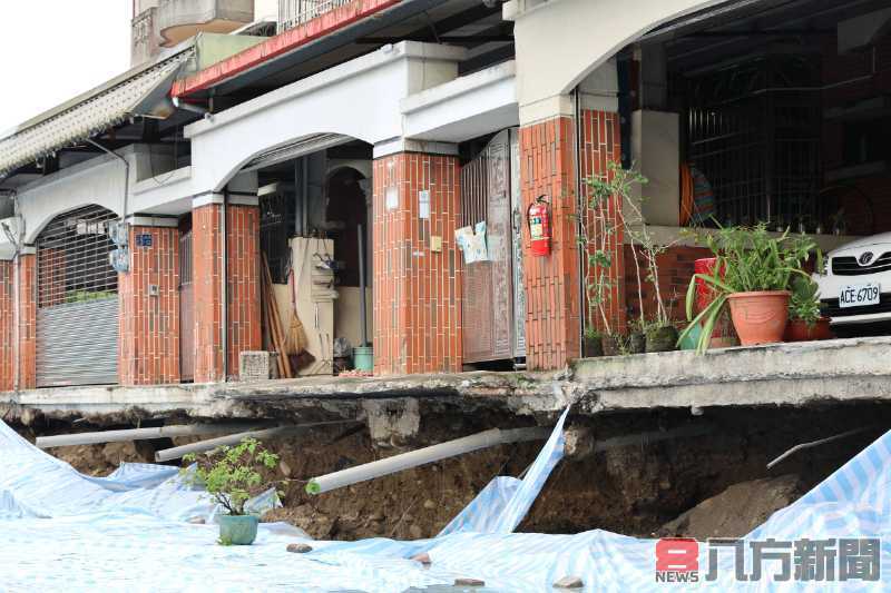 竹山鴻囍別墅社區道路坍陷 許縣長會勘允全力搶險並專案復建