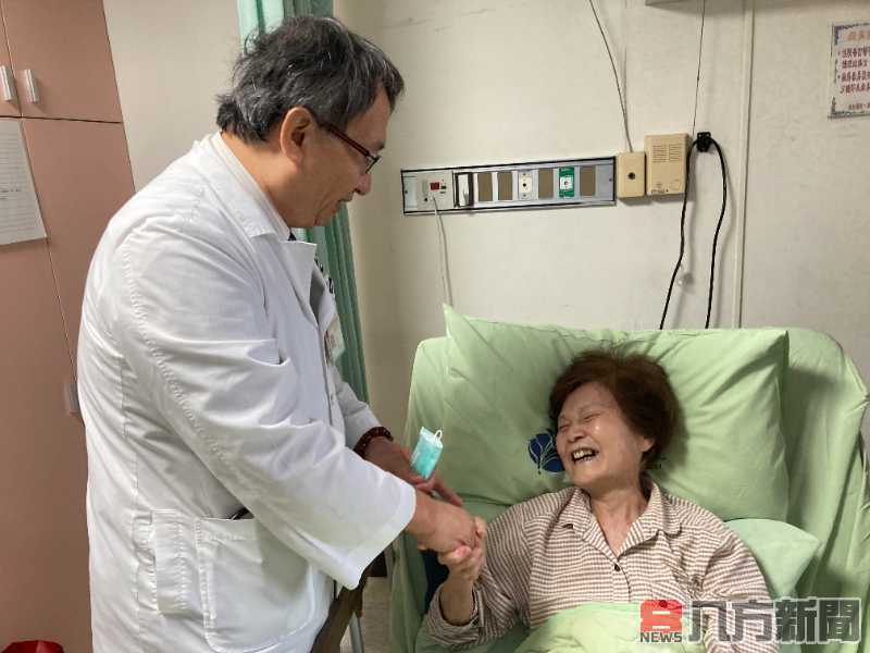 八旬婦倒臥路邊 出手相救的陌生路人竟是南投醫院院長