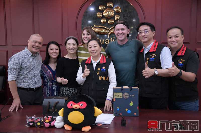 空中英語教室團隊為花蓮加油打氣 徐榛蔚感謝彭蒙惠老師為台灣奉獻