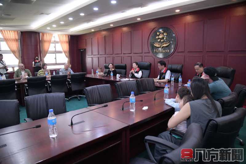 空中英語教室團隊為花蓮加油打氣 徐榛蔚感謝彭蒙惠老師為台灣奉獻