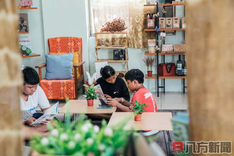 青年出走南方 工作假期搭建部落書屋 扎根閱讀的種子
