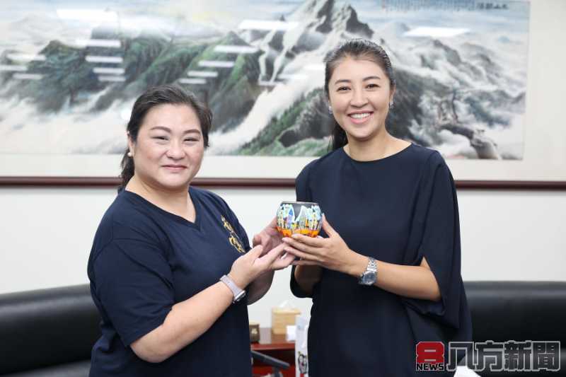 南投舞龍隊與薪傳舞蹈團在波蘭文化藝術節大放異彩