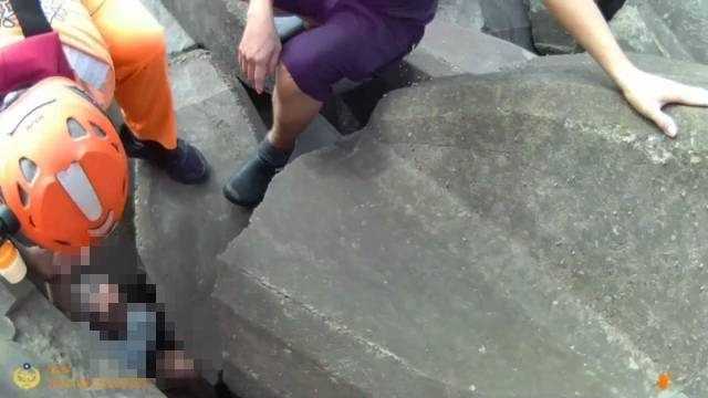 男子卡消波塊 海巡聞聲救起