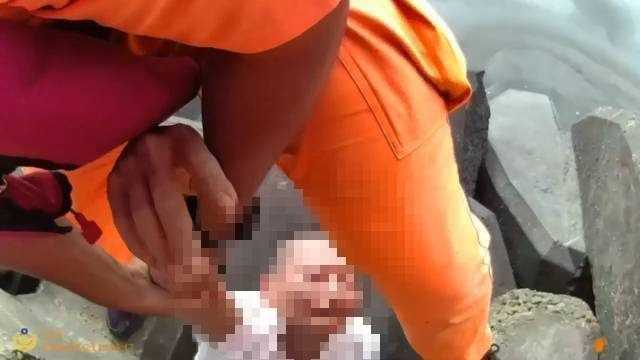 男子卡消波塊 海巡聞聲救起