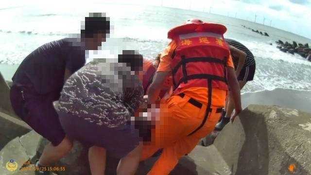 男子卡消波塊 海巡聞聲救起