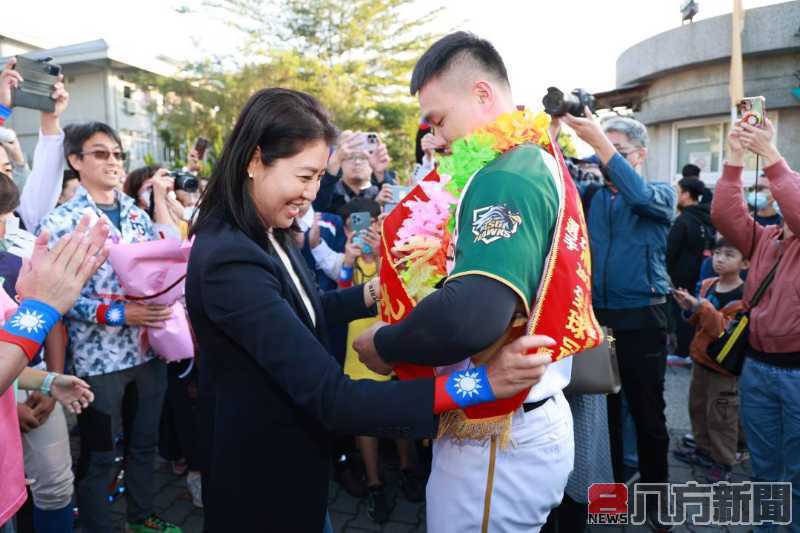 陳柏清返鄉感謝家鄉支持 獲南投縣政府30萬元獎勵金