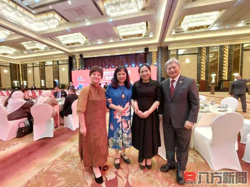 香飄書情揮筆蘊 玲傳畫意灑墨展 台灣藝韻綻放廣州中博會