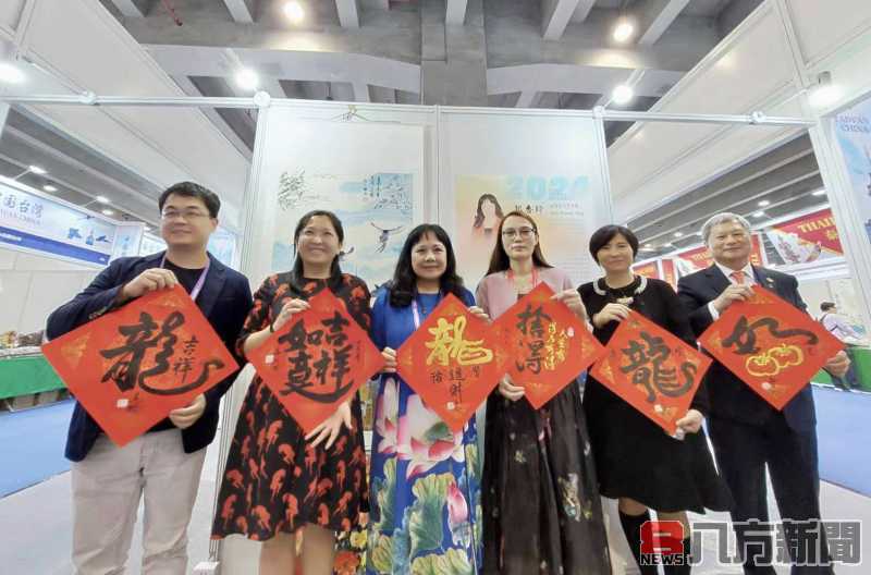 香飄書情揮筆蘊 玲傳畫意灑墨展 台灣藝韻綻放廣州中博會