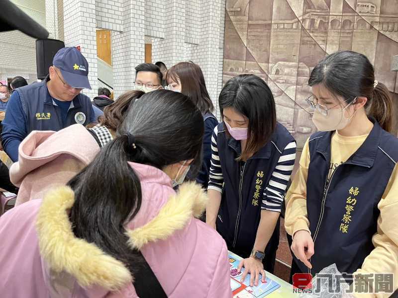 移民節慶祝活動 澎警響應設攤宣導 提醒網路交友詐騙多 視訊裸聊伴勒索