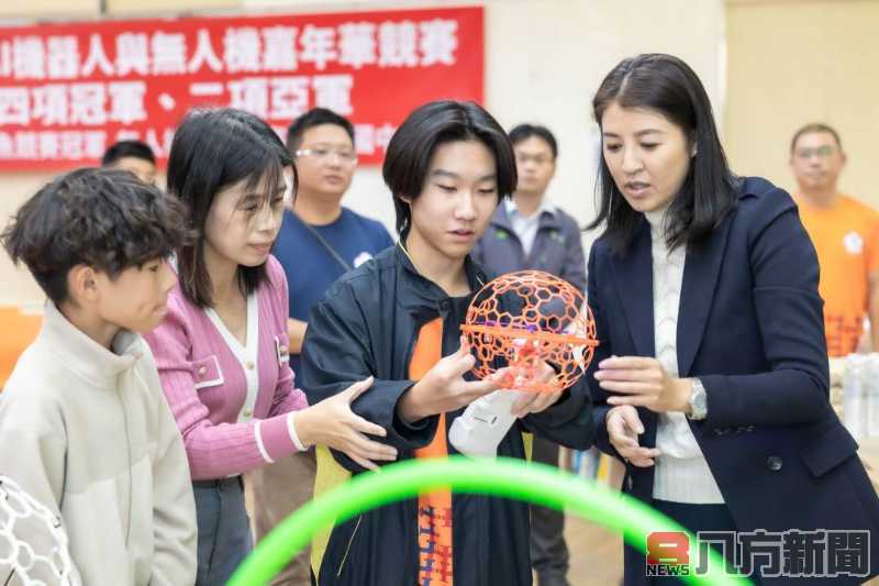 縣長表揚國際無人機競賽獲獎學生
