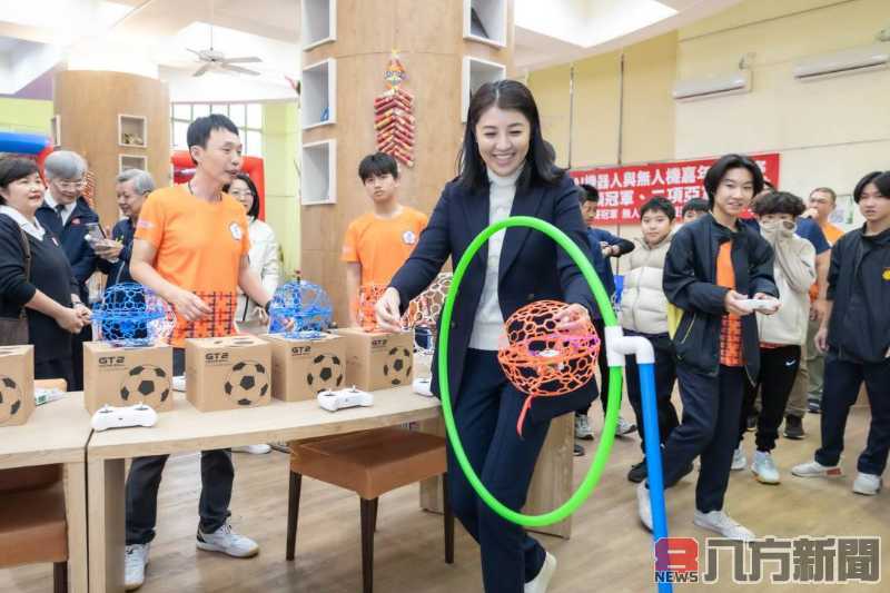 縣長表揚國際無人機競賽獲獎學生