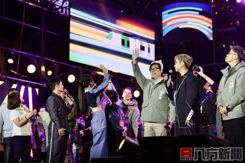 高雄250秒燦爛煙火迎接新年 陳其邁祝福市民心想事成快樂平安