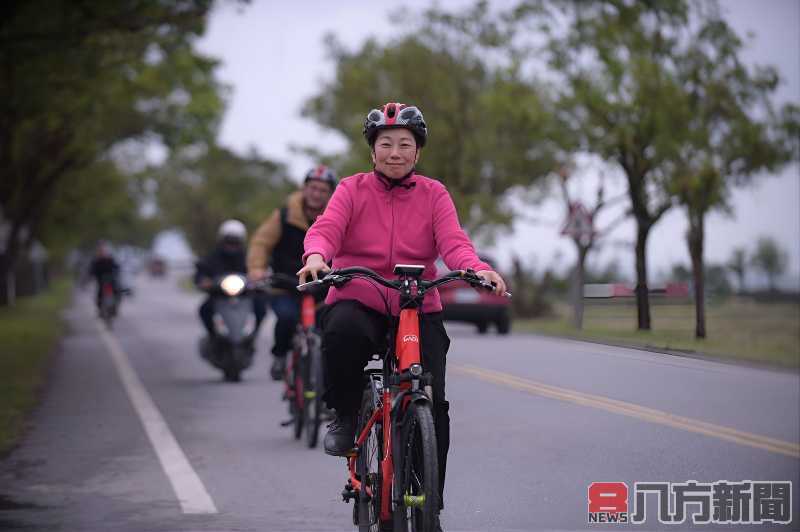 徐榛蔚騎自行車視察中南區道路平整性 傾聽鄉親需求優化114年道路工程
