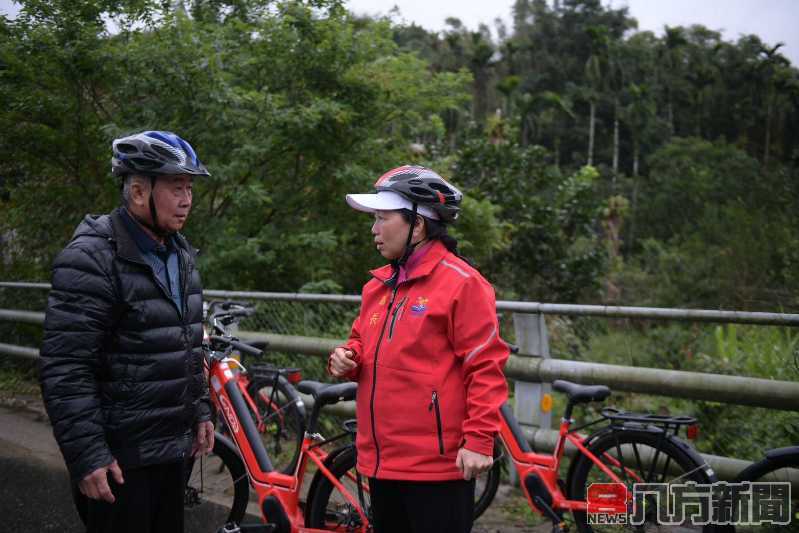 徐榛蔚騎自行車視察中南區道路平整性 傾聽鄉親需求優化114年道路工程