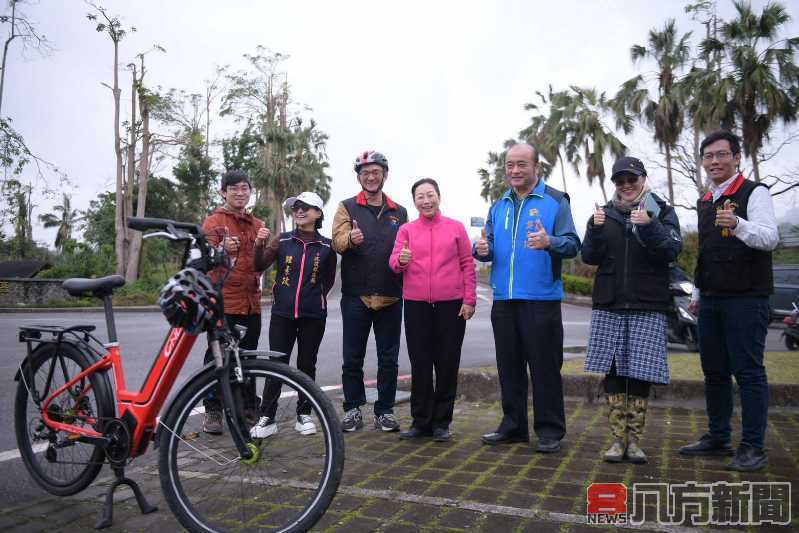徐榛蔚騎自行車視察中南區道路平整性 傾聽鄉親需求優化114年道路工程