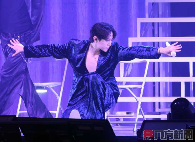 墨藍色西裝若隱若現小露性感結實胸型 李俊昊中文甜喊「有沒有想我？」