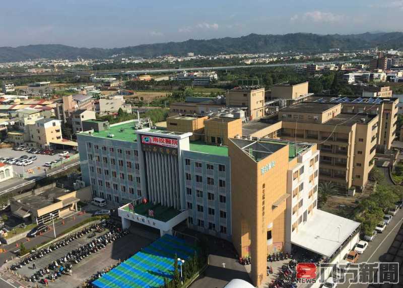 短筆+垂直牆面 南投醫院治療師讓孩子培養良好握筆姿勢