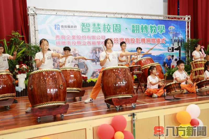 秀育捐1744台實物投影機 許淑華縣長感謝企業捐贈