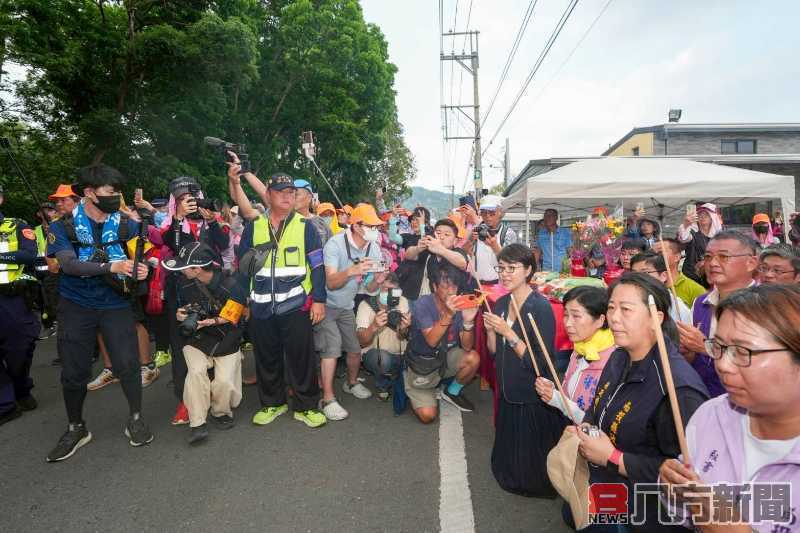 粉紅超跑夜宿南投 縣府備妥熱水、礦泉水與睡床