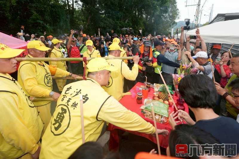 粉紅超跑夜宿南投 縣府備妥熱水、礦泉水與睡床