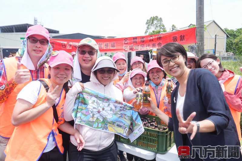 粉紅超跑夜宿南投 縣府備妥熱水、礦泉水與睡床
