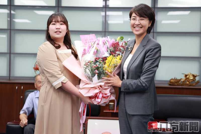 獲五所國立大學音樂系長笛榜首 縣長接見年輕音樂家李盈箴