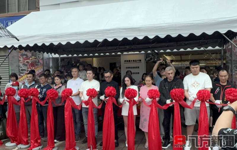 身著西裝晉身「男神」蹦闆搞笑「台上是男神 台下我都很『難省』」